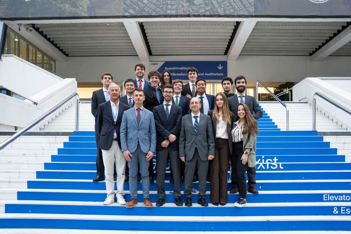 Delegação portuguesa nas escadarias do Palais des Festivals, Cannes